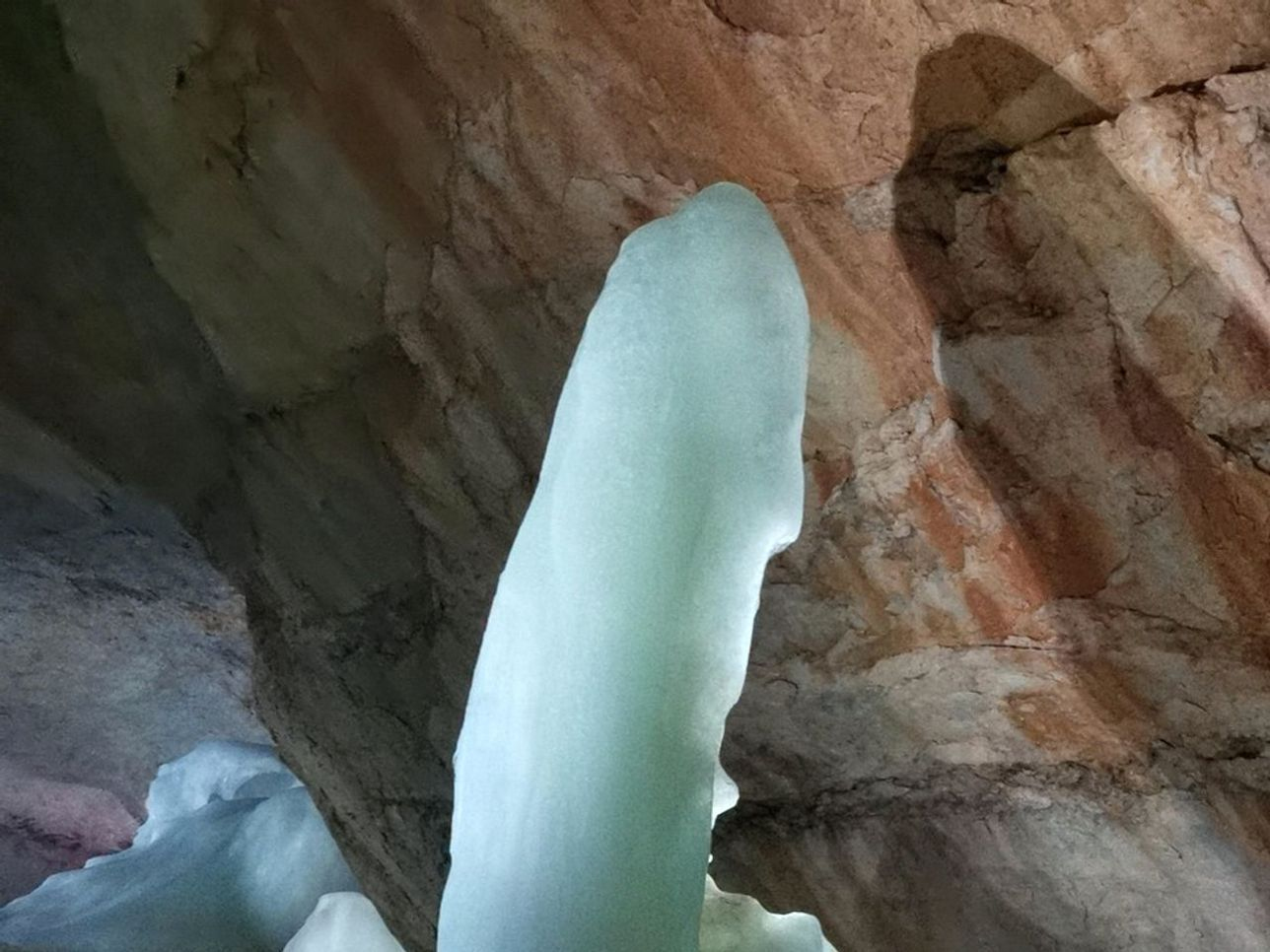 Luz dorada de invierno reflejada en la superficie congelada del lago de montaña