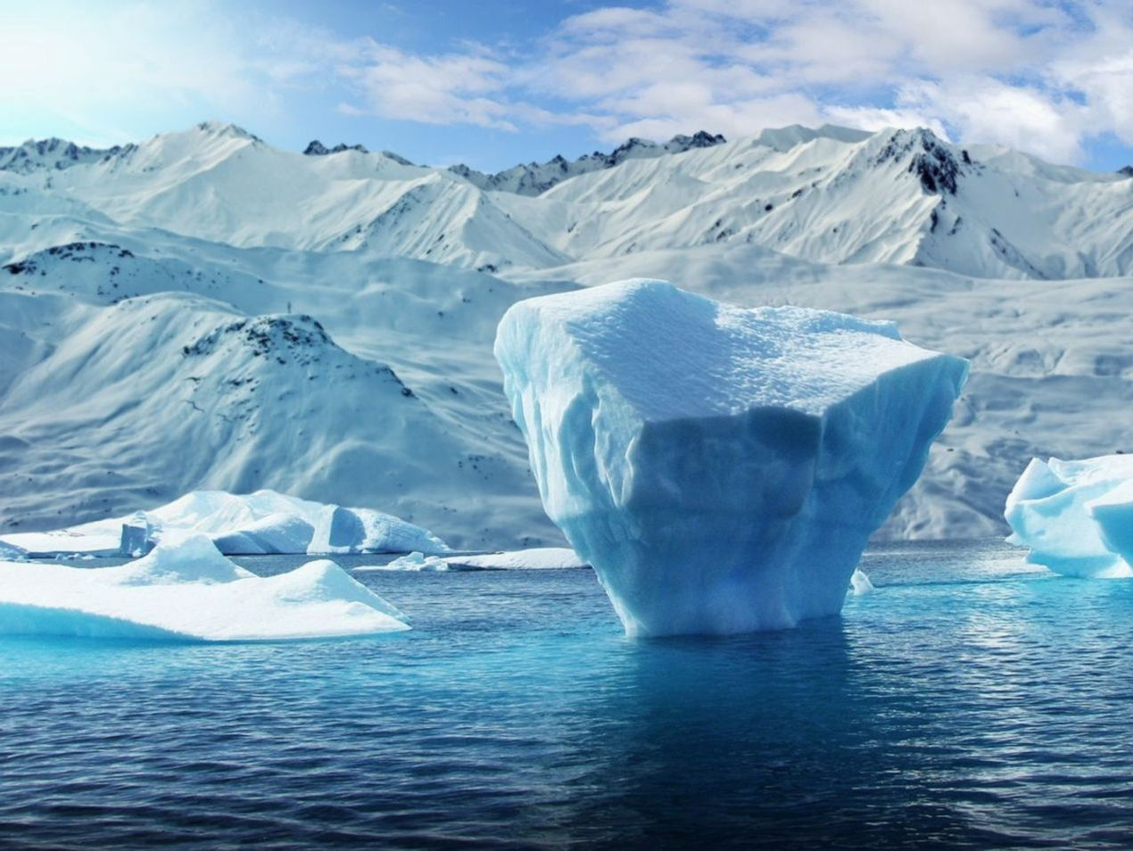 Primera luz sobre el hielo cristalino del lago de montaña