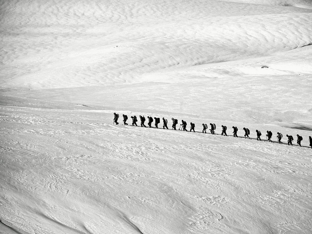 El mismo agujero en el hielo a través de cuatro estaciones