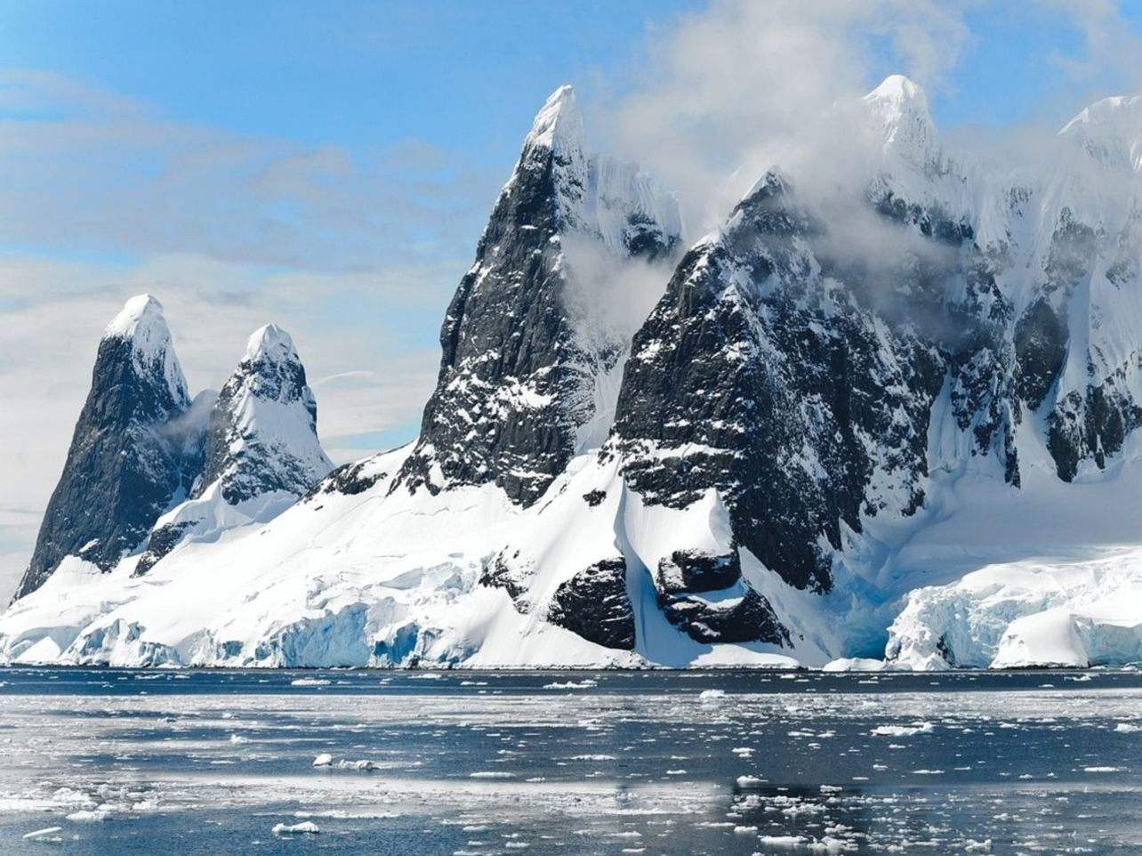 Caña de hielo apoyada contra el viento en un lago de montaña