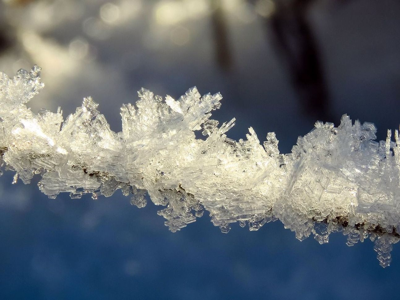 Agua abierta fluyendo bajo hielo delgado en primavera